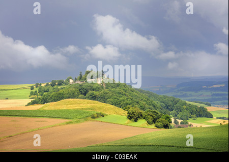 Avis sur l'Hegau paysage volcanique avec Mt. Maegdeberg et les ruines médiévales du château de Burg Maegdeberg Banque D'Images