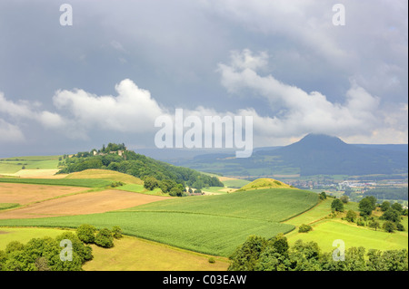 Avis sur l'Hegau paysage volcanique avec Mt. Maegdeberg et les ruines médiévales du château de Burg Maegdeberg, à l'horizon le Banque D'Images