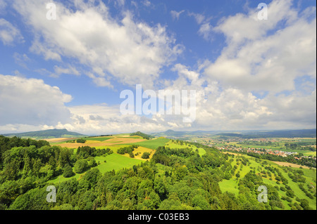 Avis sur l'Hegau paysage volcanique avec Mt. Maegdeberg dans le centre, à l'arrière gauche du Mt. Hohenstoffeln, sur la droite le Banque D'Images