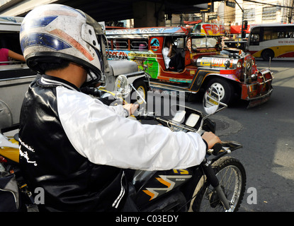 Les conducteurs de moto taxi Jeepney et à Manille, aux Philippines, en Asie du sud-est Banque D'Images