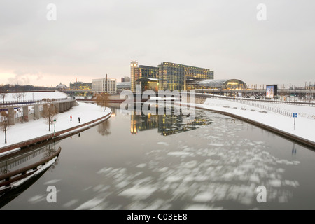 Berlin Hauptbahnhof, la gare centrale, et de la rivière Spree, Berlin, Germany, Europe Banque D'Images