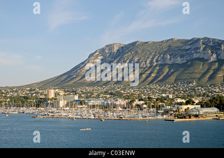 Les navires, marina, port, littoral, Mt. Montgo, Denia, Costa Blanca, Alicante, Espagne, Europe Banque D'Images