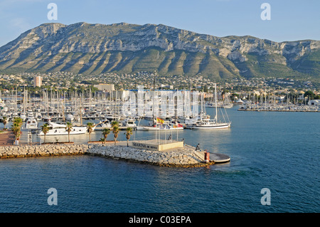 Les navires, marina, port, littoral, Mt. Montgo, Denia, Costa Blanca, Alicante, Espagne, Europe Banque D'Images