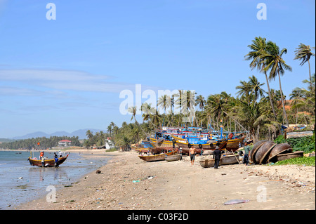 Bateaux de pêche dans le port de pêche de Mui Ne sur la mer de Chine du Sud, Vietnam du Sud, en Asie du sud-est Banque D'Images
