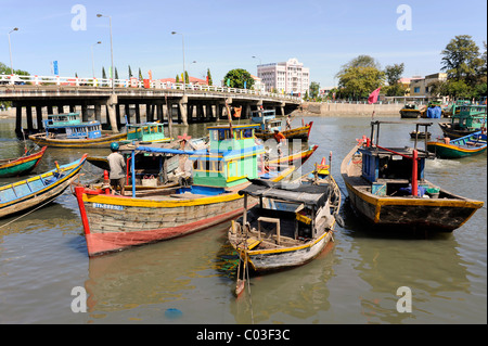 Bateaux de pêche dans le port de Phan Thiet, Vietnam du Sud, en Asie du sud-est Banque D'Images