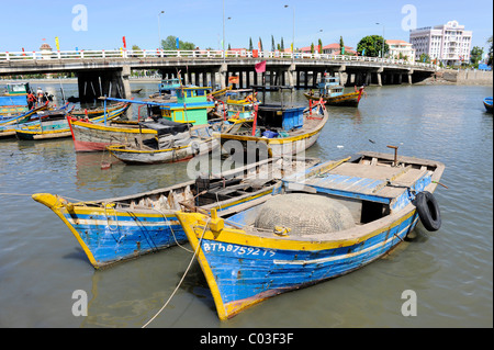 Bateaux de pêche dans le port de Phan Thiet, Vietnam du Sud, en Asie du sud-est Banque D'Images