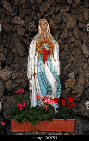 Vierge Marie dans une grotte à l'extérieur de l'église de Saint George, Kirchplatz, Boebing, Upper Bavaria, Germany, Europe Banque D'Images