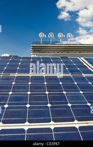 Des panneaux solaires et un mini-éoliennes sur le toit d'un hotel à Fribourg-en-Brisgau, région, Bade-Wurtemberg Banque D'Images