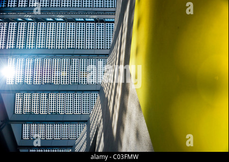 Les installations solaires sur un toit, vue du dessous Banque D'Images