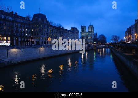 Vue de Notre Dame de Paris du Pont Saint Michel par le fleuve Seine Banque D'Images