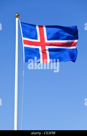 Drapeau national islandais au vent, Islande, Europe Banque D'Images