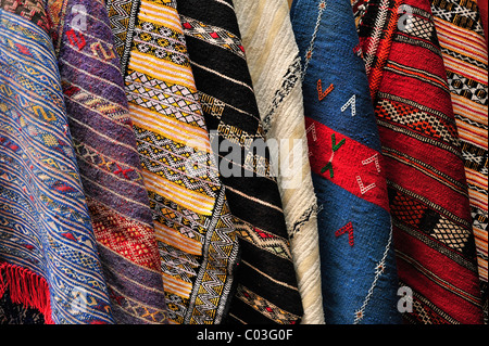 Des tapis colorés avec les schémas traditionnels, concessionnaire de tapis dans un souk ou bazar, le Maroc, l'Afrique Banque D'Images