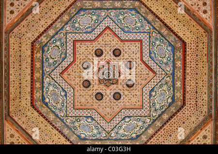 Plafond peint dans le El Palais Bahia, Médina de Marrakech, l'UNESCO World Heritage Site, Maroc, Afrique du Nord Banque D'Images