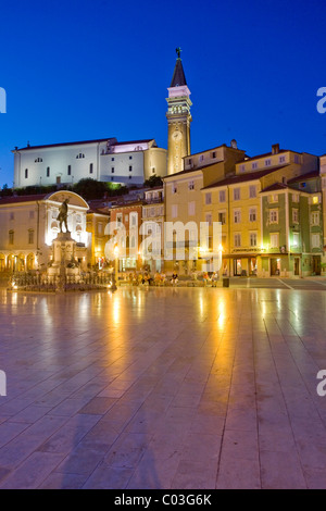 La place Tartini Piran en Slovénie, la nuit, Balkans, Europe Banque D'Images