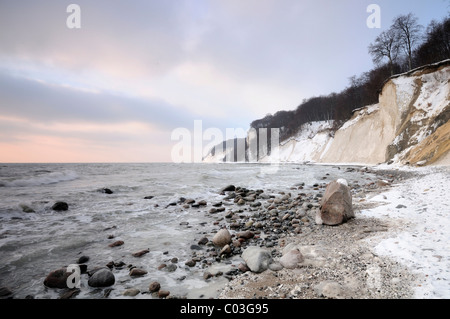 L'hiver sur la côte de la Mer Baltique avec des falaises, Parc National de Jasmund, Ruegen Island, Mecklembourg-Poméranie-Occidentale, Allemagne, Europe Banque D'Images