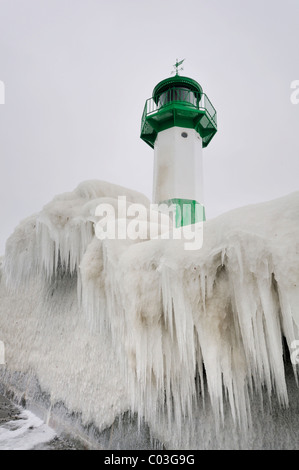 Quai glacé et le phare du port de Sassnitz, Ruegen Island, Mecklembourg-Poméranie-Occidentale, Allemagne, Europe Banque D'Images