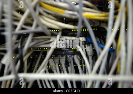 Commutateur réseau plein de câbles ethernet en salle serveur Banque D'Images