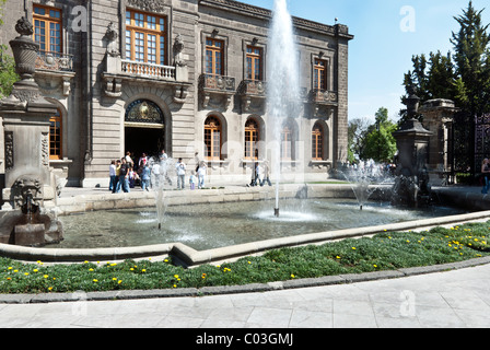 Fontaine d'inspiration française à l'entrée du Musée National d'histoire au Château de Chapultepec Mexico Mexique Banque D'Images