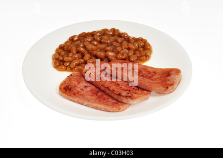 Grillé cuit Hormel spam avec Pork and Beans sur plaque blanche avec fond blanc, découpe. USA Banque D'Images