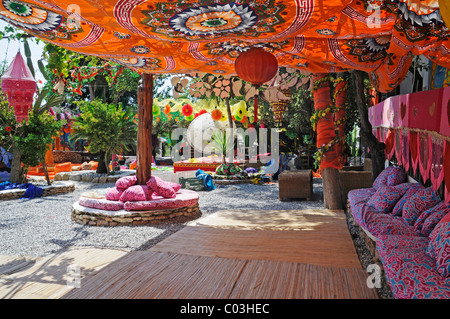 Couleur rouge, couvertures, serviettes, oreillers, coussins, tissus, marché Hippie de Las Dalias, Sant Carles de Peralta, San Carlos, Ibiza Banque D'Images