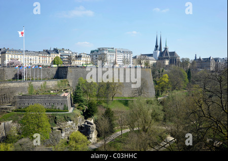 Vue panoramique sur la vieille ville, corniche, fortifications, la citadelle de l'Esprit Saint, Plateau du St-Esprit et le monument à Banque D'Images