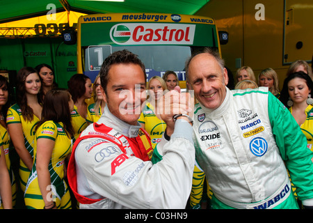 Grand Prix Camion ADAC Nürburgring 2010, les pilotes de course allemand Timo Scheider, sur la gauche, et Hans-Joachim bloqué Banque D'Images