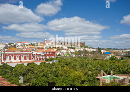 Vue urbaine avec cathédrale Sé et Castelo, Silves, Algarve, Portugal, Europe Banque D'Images