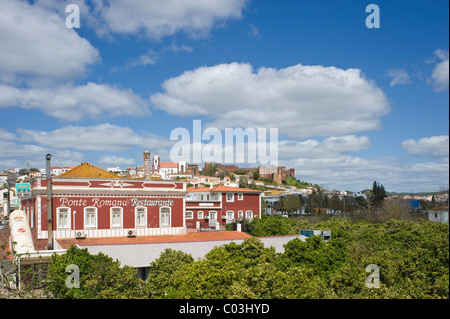 Vue urbaine avec cathédrale Sé et Castelo, Silves, Algarve, Portugal, Europe Banque D'Images