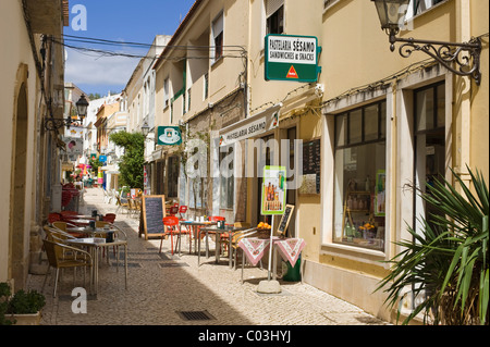 Lane dans le centre ville historique, Silves, Algarve, Portugal, Europe Banque D'Images