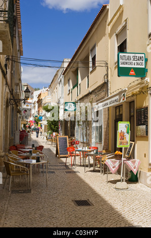 Lane dans le centre ville historique, Silves, Algarve, Portugal, Europe Banque D'Images