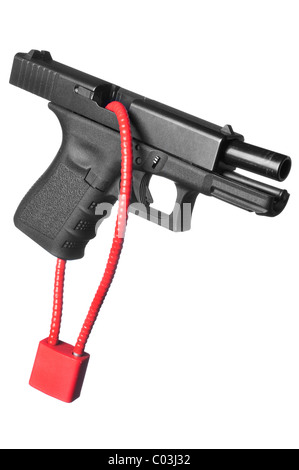 Une arme de poing arme à feu est verrouillé avec un câble de sécurité pour empêcher quiconque de tirer l'arme. Banque D'Images