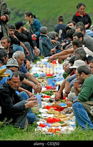 Les hommes de manger, Madoloba célébration sur les lieux du festival, Girevi, Tusheti, la Géorgie, l'Asie occidentale Banque D'Images