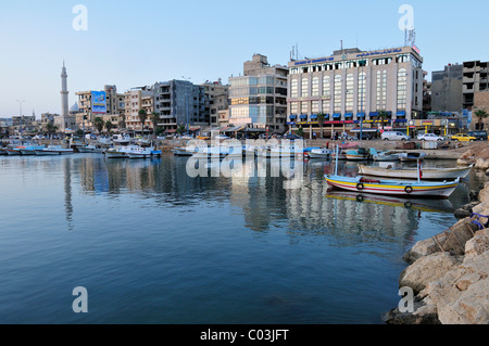 Vue sur le port de la ville des croisés de Tartus, Tartous, en Syrie, au Moyen-Orient, en Asie de l'Ouest Banque D'Images