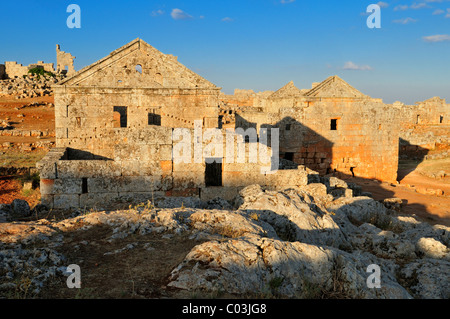 Ruine à byzantin le site archéologique de Serjilla, villes mortes, en Syrie, au Moyen-Orient, en Asie de l'Ouest Banque D'Images