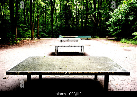 Des tables de ping-pong dans un parc public Banque D'Images