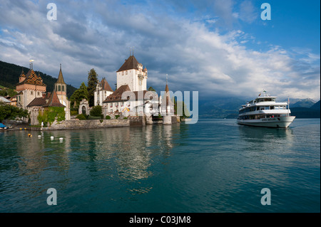 Château Oberhofen sur le lac de Thoune, canton de Berne, Suisse, Europe Banque D'Images