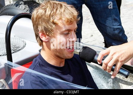 Sebastian Vettel au cours d'une entrevue, les Porsche 804 Type de véhicule de Formule 1, construit en 1962, l'Ennstal Classic 2010 rallye de voitures anciennes Banque D'Images