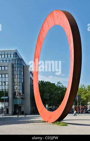 L'anneau, une sculpture de 12 mètres de haut par Mauro Staccioli en face de l'ancien jardin botanique, Elisenstrasse, Munich, Bavaria Banque D'Images