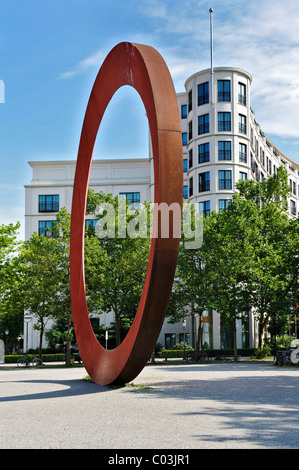 L'anneau, une sculpture de 12 mètres de haut par Mauro Staccioli en face de l'ancien jardin botanique, Elisenstrasse, Munich, Bavaria Banque D'Images