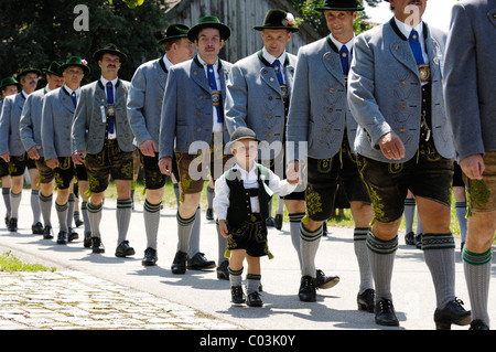 Petit garçon marchant dans la parade à l'Loisachgau Trachtenfest festival folklore, Neufahrn, Haute-Bavière, Bavière Banque D'Images