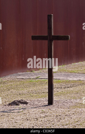 Croix en bois pour commémorer les victimes du Mur de Berlin, Mémorial du Mur de Berlin sur la Bernauer Strasse, Berlin, Germany, Europe Banque D'Images