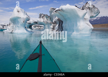 Sur le kayak pliant Joekulsarlon lac glaciaire, Islande, Europe Banque D'Images