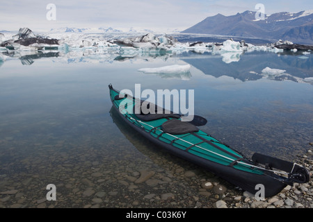 Kayak Pliant sur la banque de l'Joekulsarlon lac glaciaire, Islande, Europe Banque D'Images