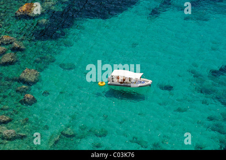 Seul bateau, baie, côte, l'île d'Ibiza, Pityuses, Iles Baléares, Espagne, Europe Banque D'Images