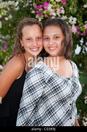 Portrait de deux 13 ans filles devant des fleurs Banque D'Images