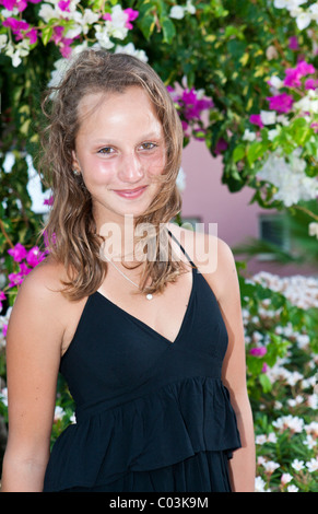 Portrait of a 13 ans en face de fleurs Banque D'Images