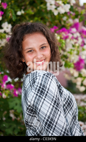 Portrait of a 13 ans en face de fleurs Banque D'Images