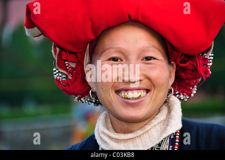 Femme de la Dzao rouge groupe ethnique minoritaire, une tribu de montagne, au marché de Sapa ou Sa Pa, nord du Vietnam, Vietnam, Asie Banque D'Images