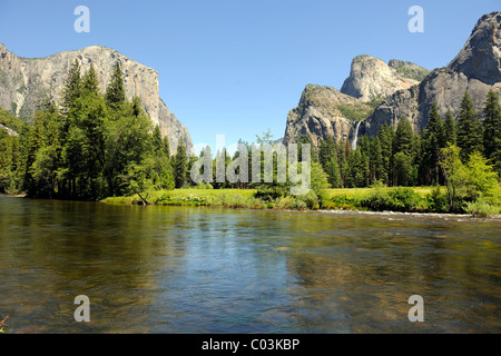 Paysage typique de la Merced River dans la région de Yosemite National Park, California, USA, Amérique du Nord Banque D'Images