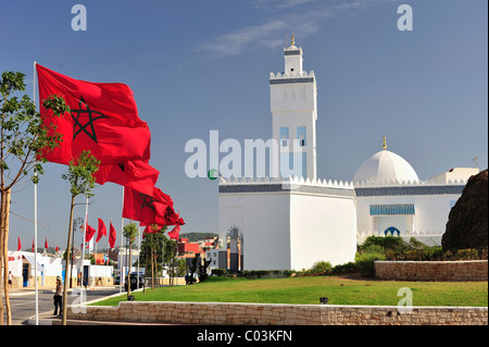 Drapeaux nationaux du Royaume du Maroc devant une mosquée, M'diq, le Maroc, l'Afrique Banque D'Images